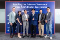 Atas (Kiri ke Kanan): Adrian Hill, Chief Digital & Consumer Officer; Maya Hoang, Digital Consumer Vice President; dan Clemens Philippi, Chief Executive Officer, MSIG Asia, bersama dengan Bill Song, Group Chief Executive Officer; Arun Sangwan, Chief Commercial Officer, APAC; dan Linguo You, Head of Presales, Peak3.