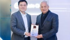 Left to right: Ben Zhou, CEO of Whale Cloud; Eric Alberto, CEO of DITO Telecommunity, hold the “Excellence in Partnership Award” presented to Whale Cloud by DITO Telecommunity during MWC Barcelona 2026.