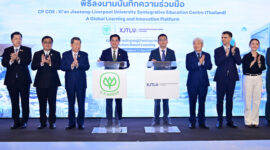 Dr Teerapon Tanomsakyut (centre, left) and Professor Xiaojun Zhang (centre, right) sign the Memorandum of Understanding