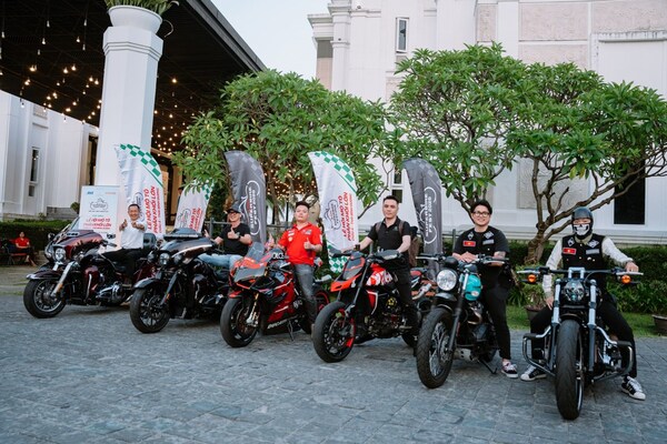 Doan Kieu Dzung, Chairman of Ky Nguyen Group and Co-organiser of Castrol Superbike Fest (extreme left) and the Superbike leaders