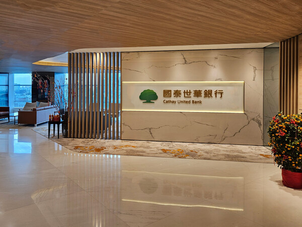 Cathay United Bank Singapore Branch reached another milestone by joining the US$3.7 billion syndicated financing for SMBC Aviation Capital as a joint lead arranger, showcasing its strong cross-border financing expertise.