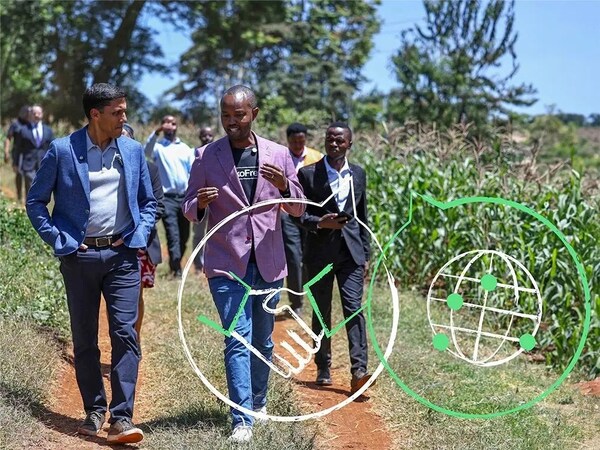 Dr. Rajiv Shah, President of The Rockefeller Foundation, and Denis Karema, Co-Founder and CEO of SokoFresh, visiting a farm outside Nairobi, Kenya, benefiting from solar-powered refrigeration thanks to investments by the Global Energy Alliance for People and Planet in collaboration with CLASP.